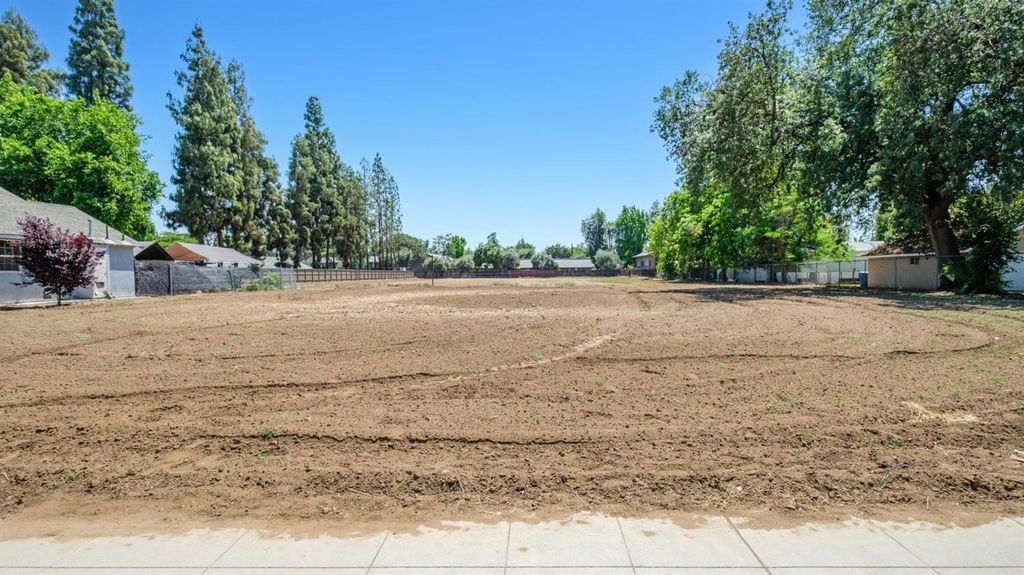 Image 5 of property listing at 5458 E Tulare Street, Fresno, CA 93727