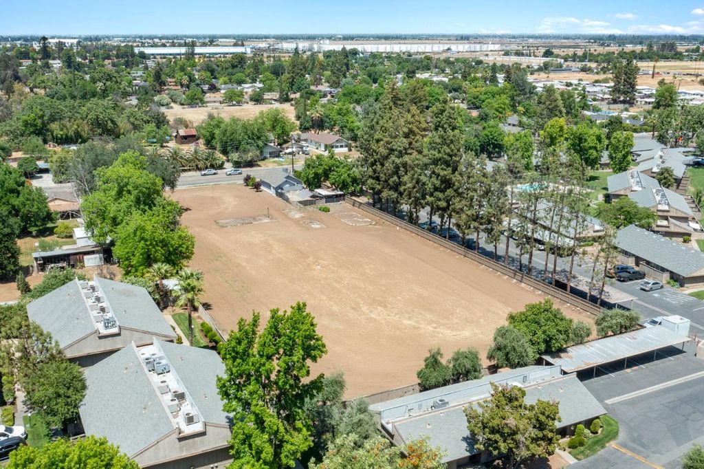 Image 6 of property listing at 5458 E Tulare Street, Fresno, CA 93727