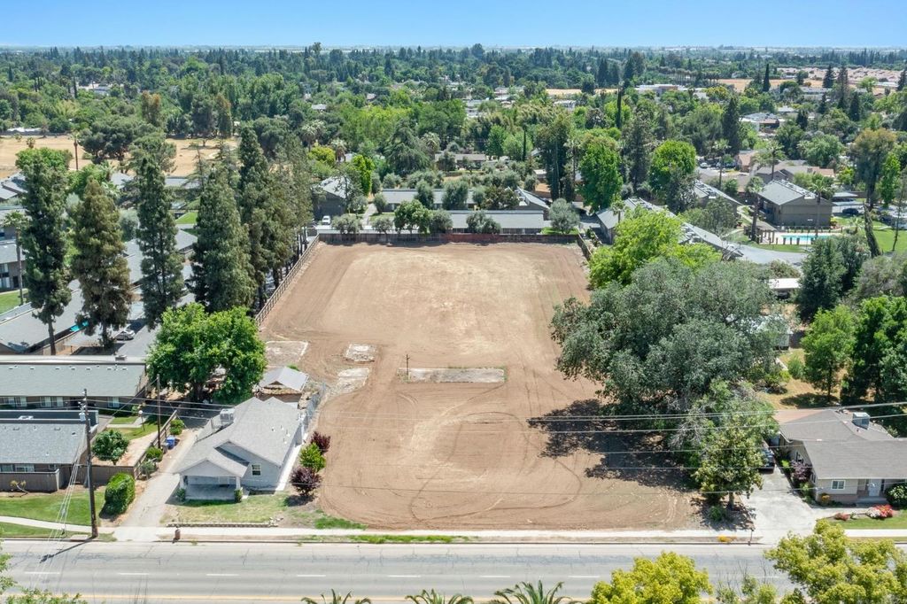 Image 7 of property listing at 5458 E Tulare Street, Fresno, CA 93727