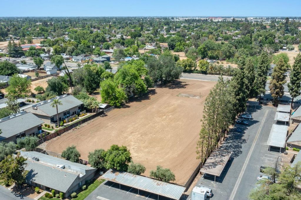 Image 8 of property listing at 5458 E Tulare Street, Fresno, CA 93727