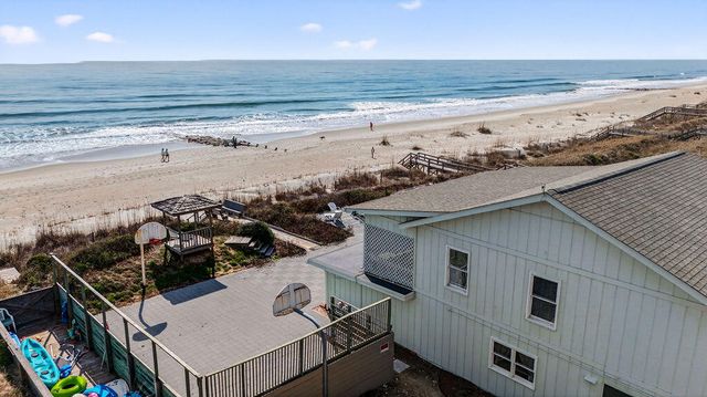 472 Myrtle Avenue, Pawleys Island, SC 29585