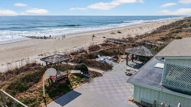 472 Myrtle Avenue, Pawleys Island, SC 29585