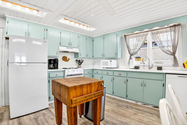 472 Myrtle Avenue, Pawleys Island, SC 29585