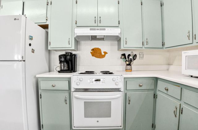 472 Myrtle Avenue, Pawleys Island, SC 29585