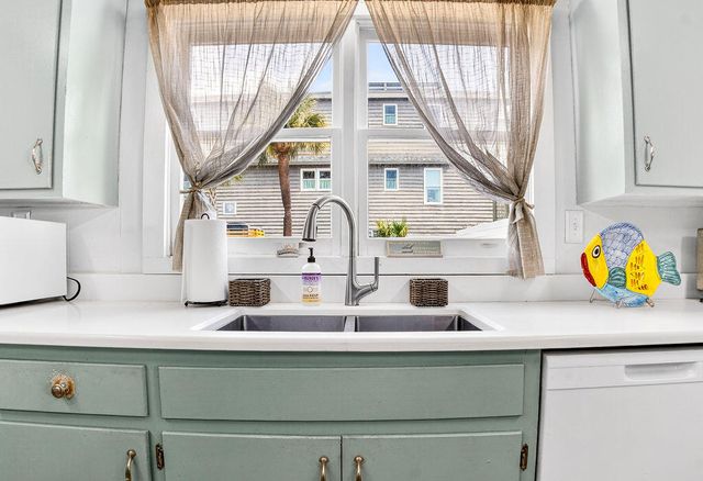 472 Myrtle Avenue, Pawleys Island, SC 29585