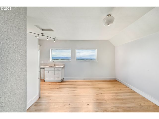 146 BOND St, Astoria, OR 97103