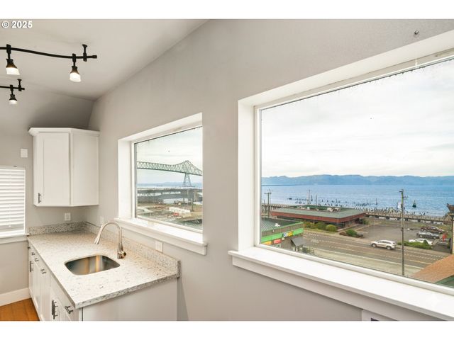 146 BOND St, Astoria, OR 97103