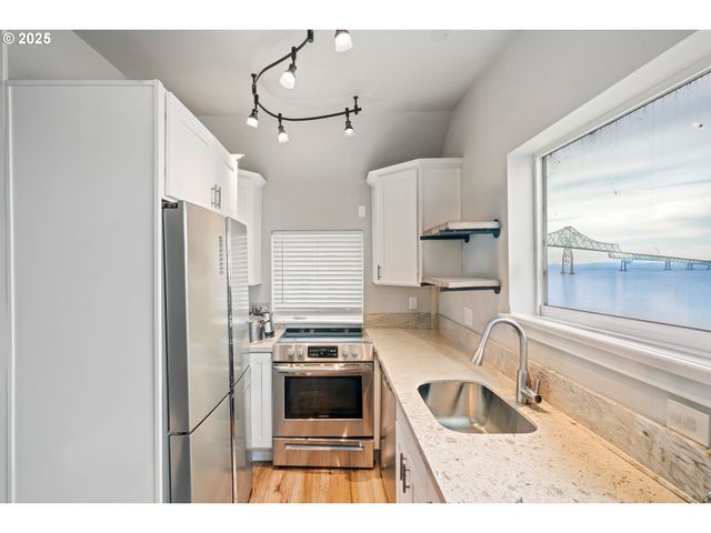 146 BOND St, Astoria, OR 97103