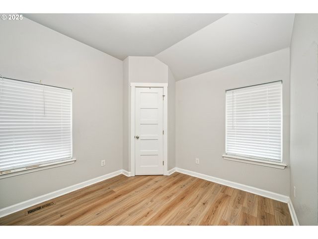 146 BOND St, Astoria, OR 97103