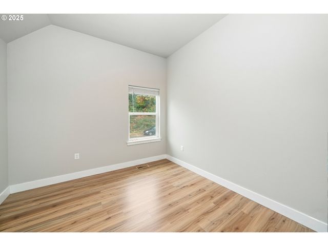 146 BOND St, Astoria, OR 97103