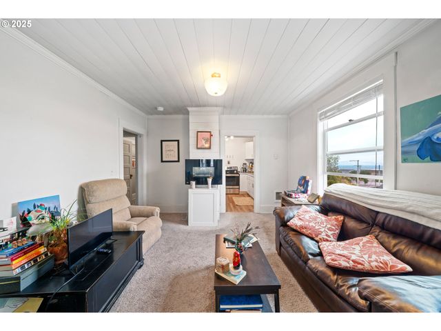 146 BOND St, Astoria, OR 97103