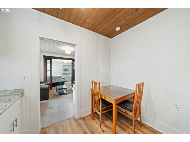 146 BOND St, Astoria, OR 97103