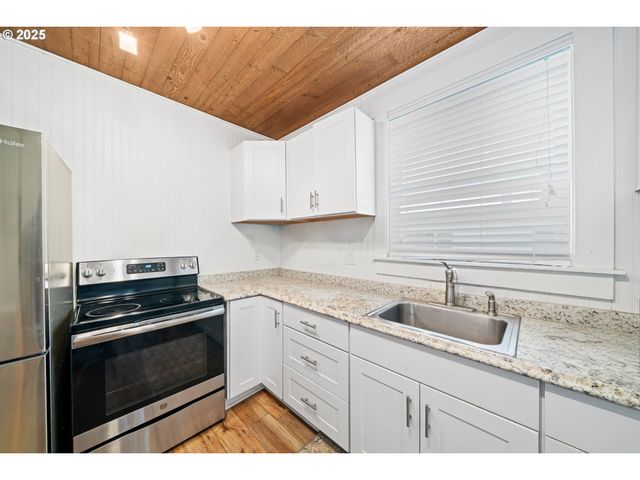 146 BOND St, Astoria, OR 97103