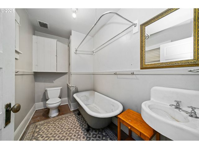 146 BOND St, Astoria, OR 97103