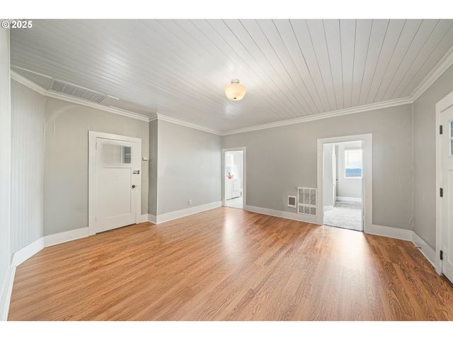 146 BOND St, Astoria, OR 97103