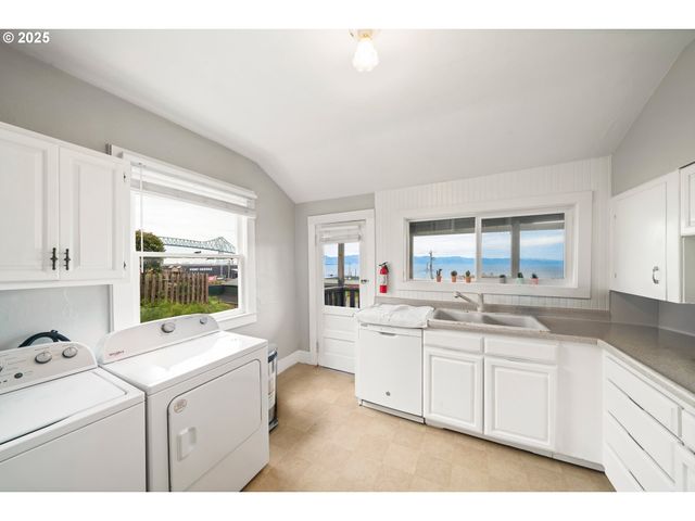 146 BOND St, Astoria, OR 97103