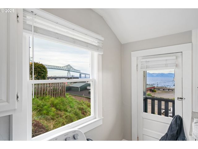 146 BOND St, Astoria, OR 97103