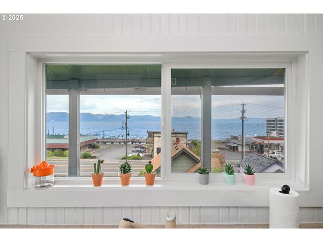 146 BOND St, Astoria, OR 97103