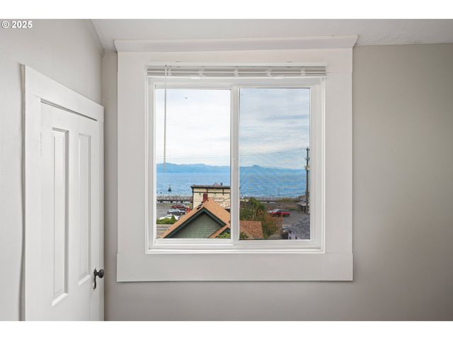 146 BOND St, Astoria, OR 97103