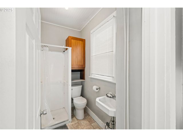 146 BOND St, Astoria, OR 97103