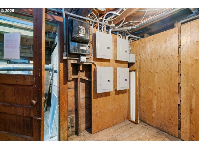 146 BOND St, Astoria, OR 97103