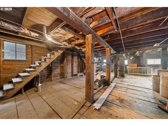 146 BOND St, Astoria, OR 97103