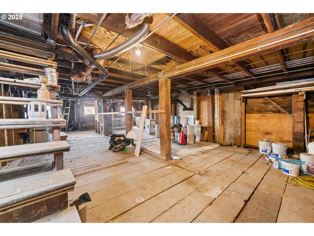 146 BOND St, Astoria, OR 97103