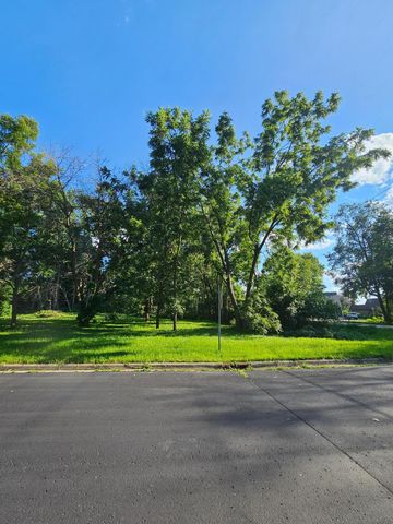 822 Palm Court, North Saint Paul, MN 55109