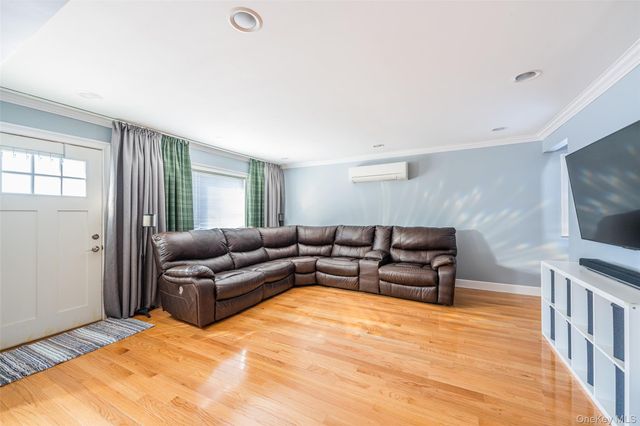 94 Sheridan Boulevard, Mineola, NY 11501