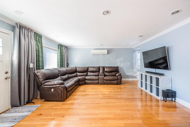 94 Sheridan Boulevard, Mineola, NY 11501