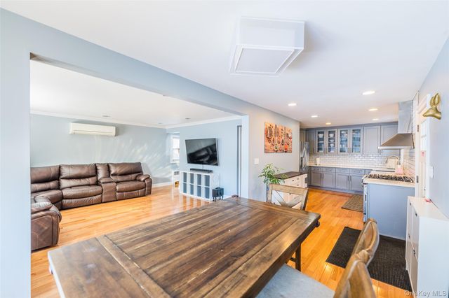 94 Sheridan Boulevard, Mineola, NY 11501