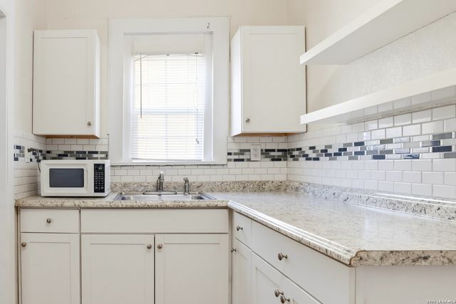 1025 W Craig Pl Apt 4, San Antonio, TX 78201