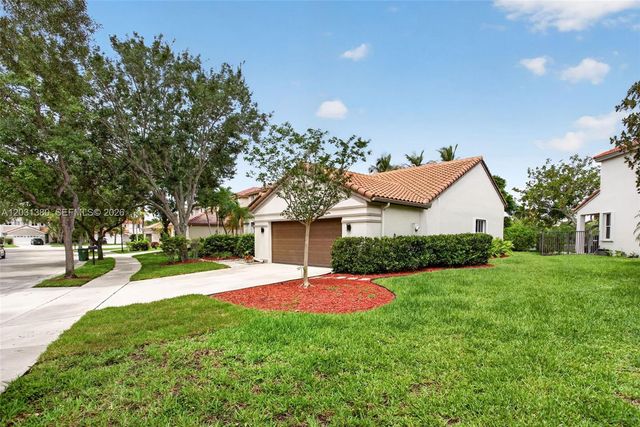 370 Carrington Dr, Weston, FL 33326