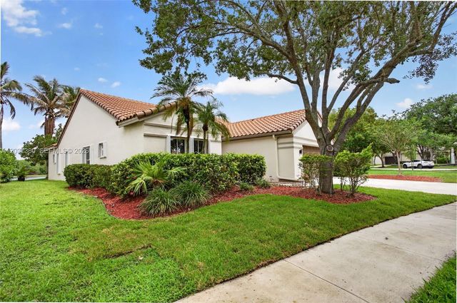 370 Carrington Dr, Weston, FL 33326