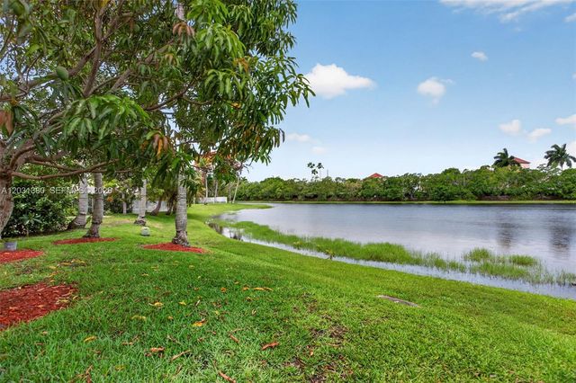 370 Carrington Dr, Weston, FL 33326