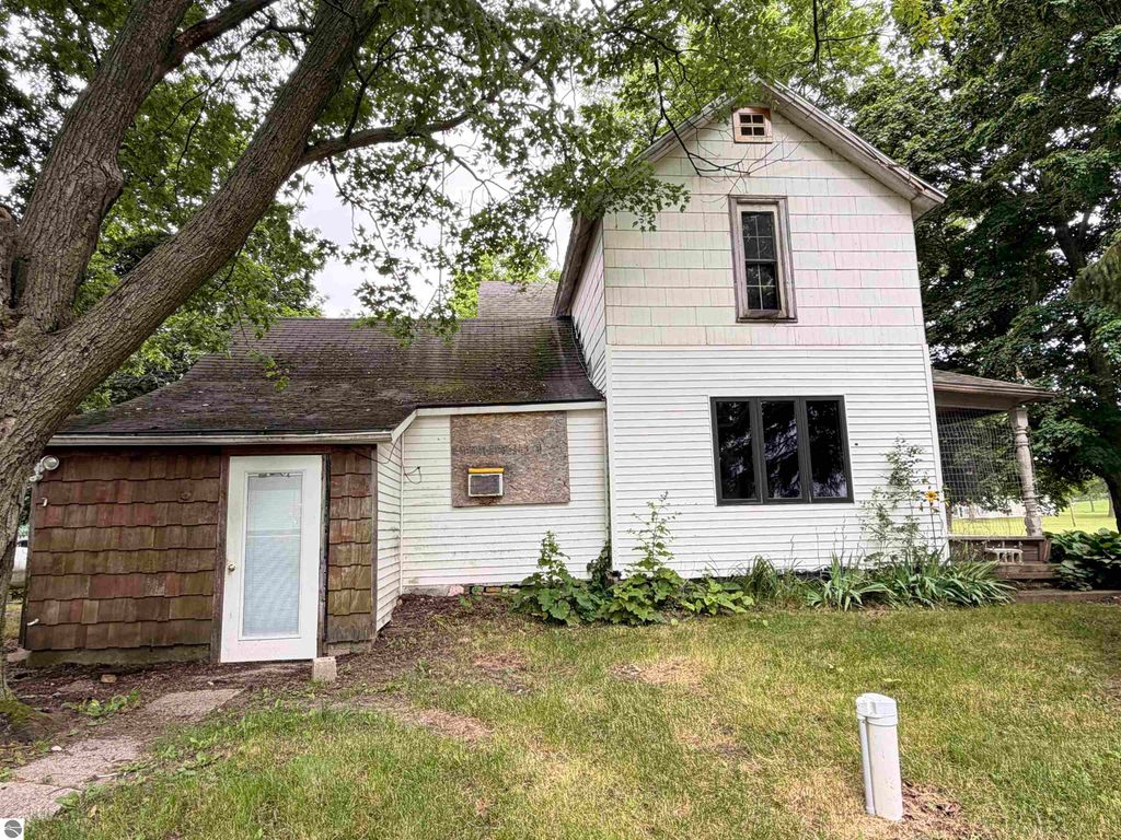 Image 2 of property listing at 10260 E Coe Road, St Louis, MI 48880