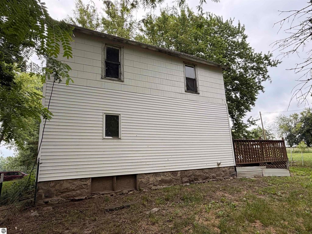 Image 5 of property listing at 10260 E Coe Road, St Louis, MI 48880