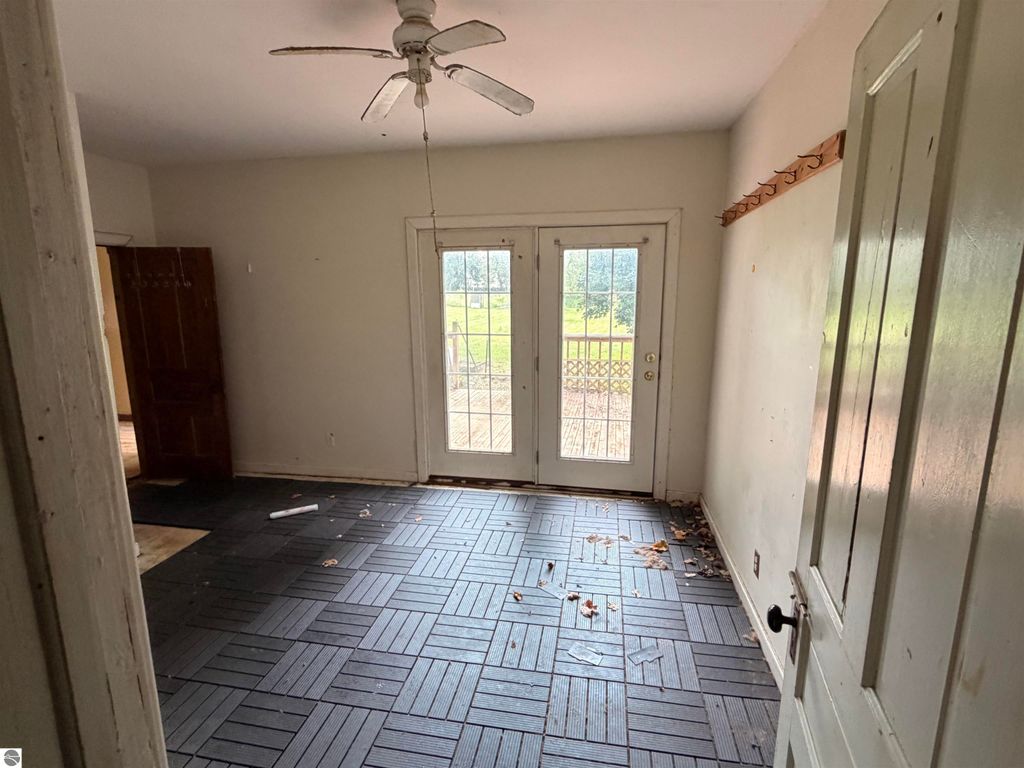 Image 7 of property listing at 10260 E Coe Road, St Louis, MI 48880