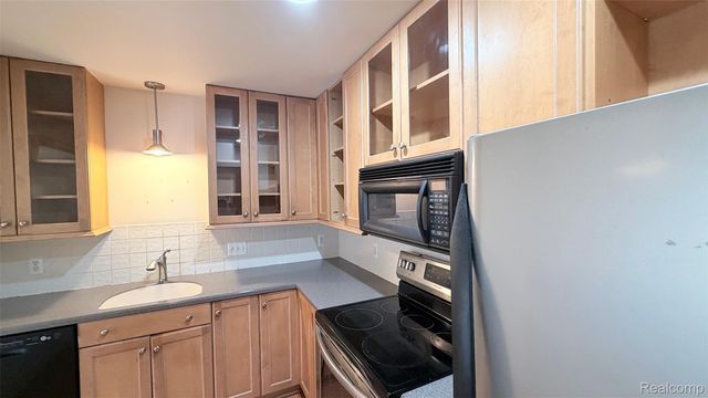 24219 Evergreen Road 39, Southfield, MI 48075