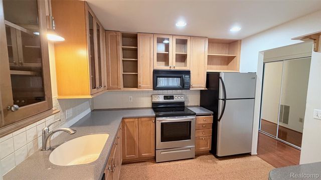 24219 Evergreen Road 39, Southfield, MI 48075