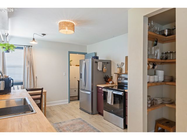 824 W NEBO St, Roseburg, OR 97471