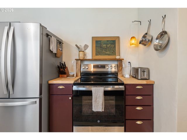 824 W NEBO St, Roseburg, OR 97471