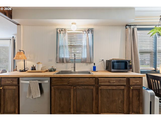 824 W NEBO St, Roseburg, OR 97471