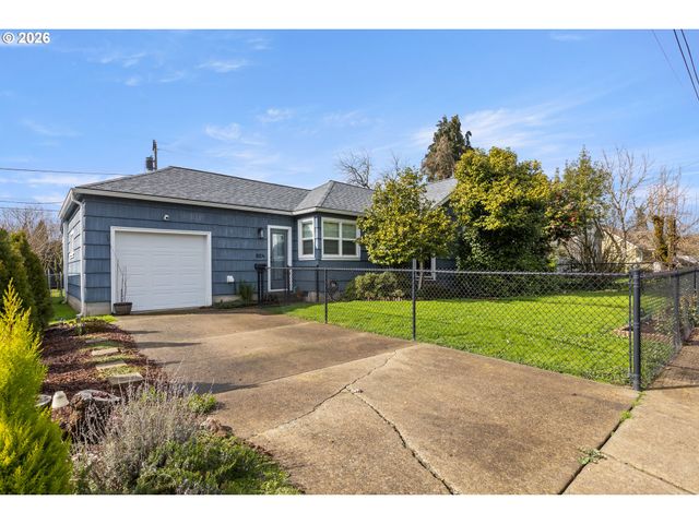 824 W NEBO St, Roseburg, OR 97471