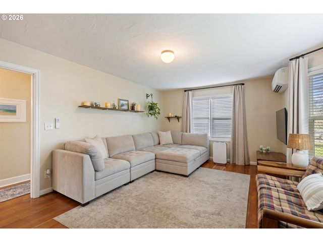 824 W NEBO St, Roseburg, OR 97471