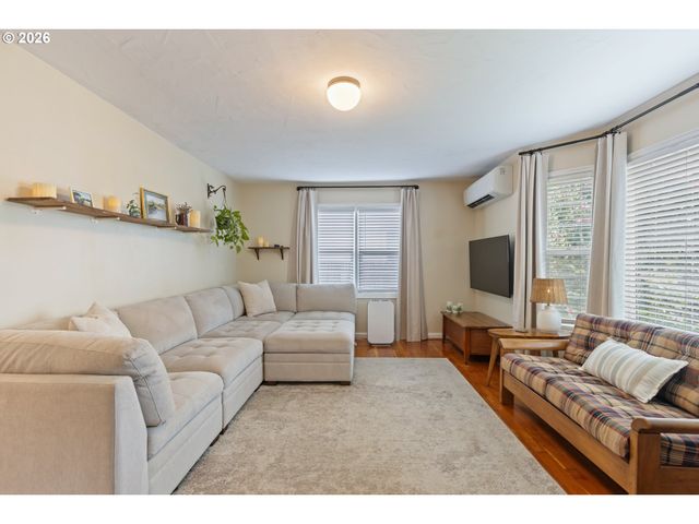 824 W NEBO St, Roseburg, OR 97471