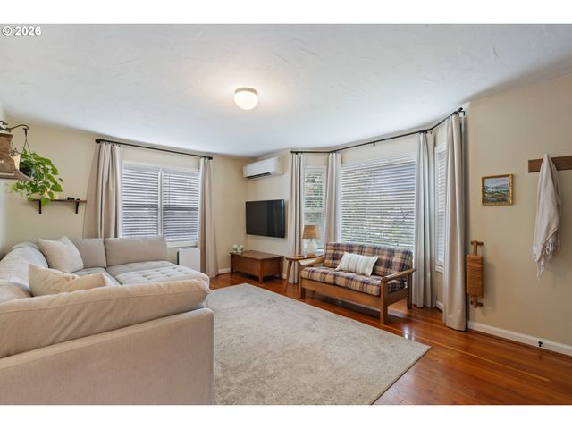 824 W NEBO St, Roseburg, OR 97471