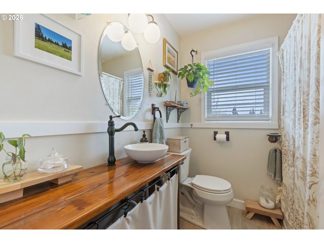 824 W NEBO St, Roseburg, OR 97471