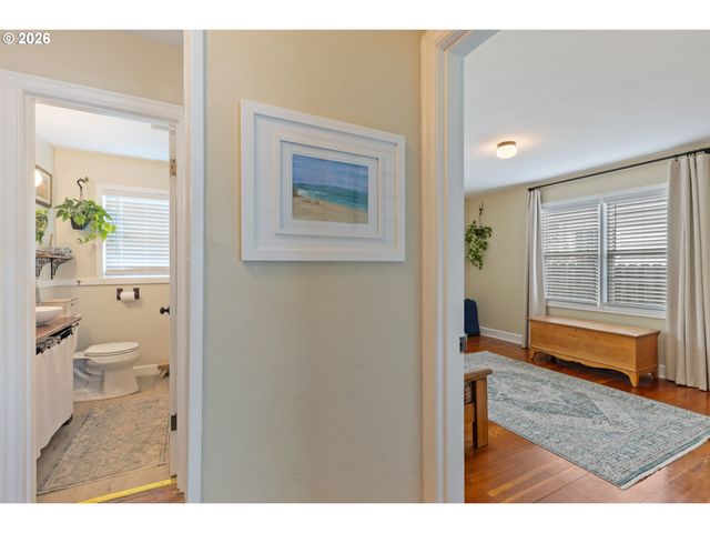 824 W NEBO St, Roseburg, OR 97471