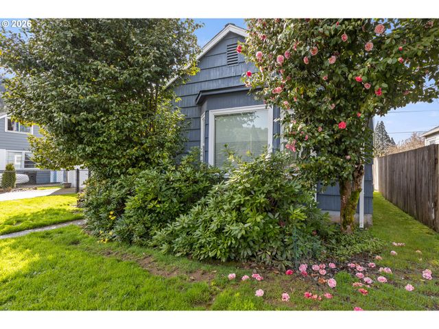 824 W NEBO St, Roseburg, OR 97471